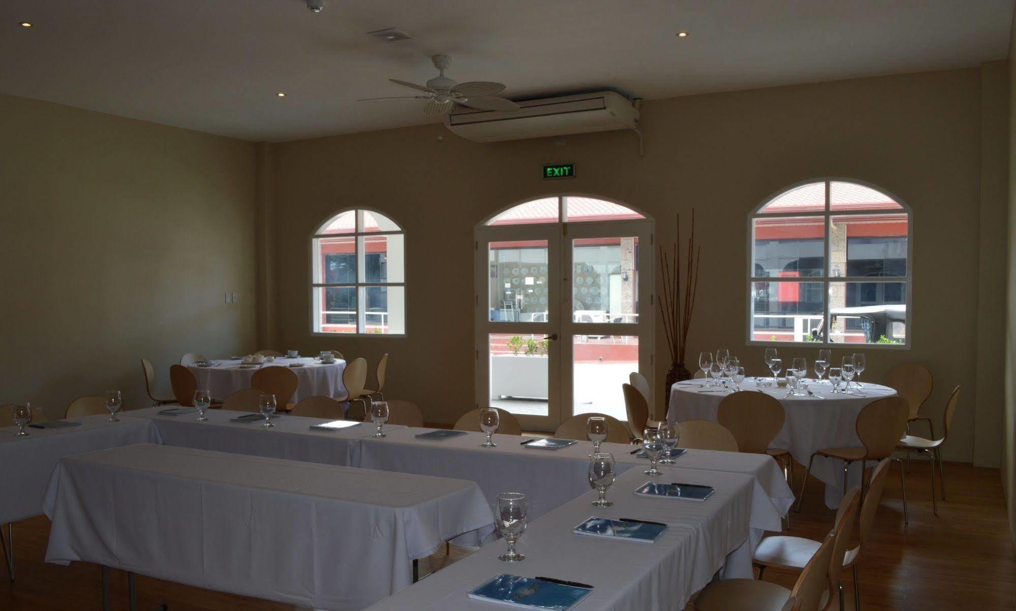 Kingsley'S Hotel And Gastro Pub Mabalacat Eksteriør billede